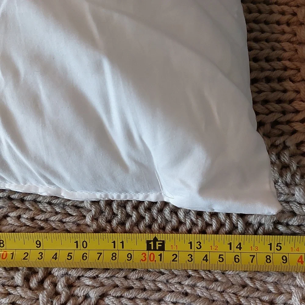 Set of 2 White Throw Pillows EUC